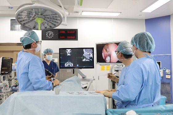 内視鏡下副鼻腔手術実施の様子